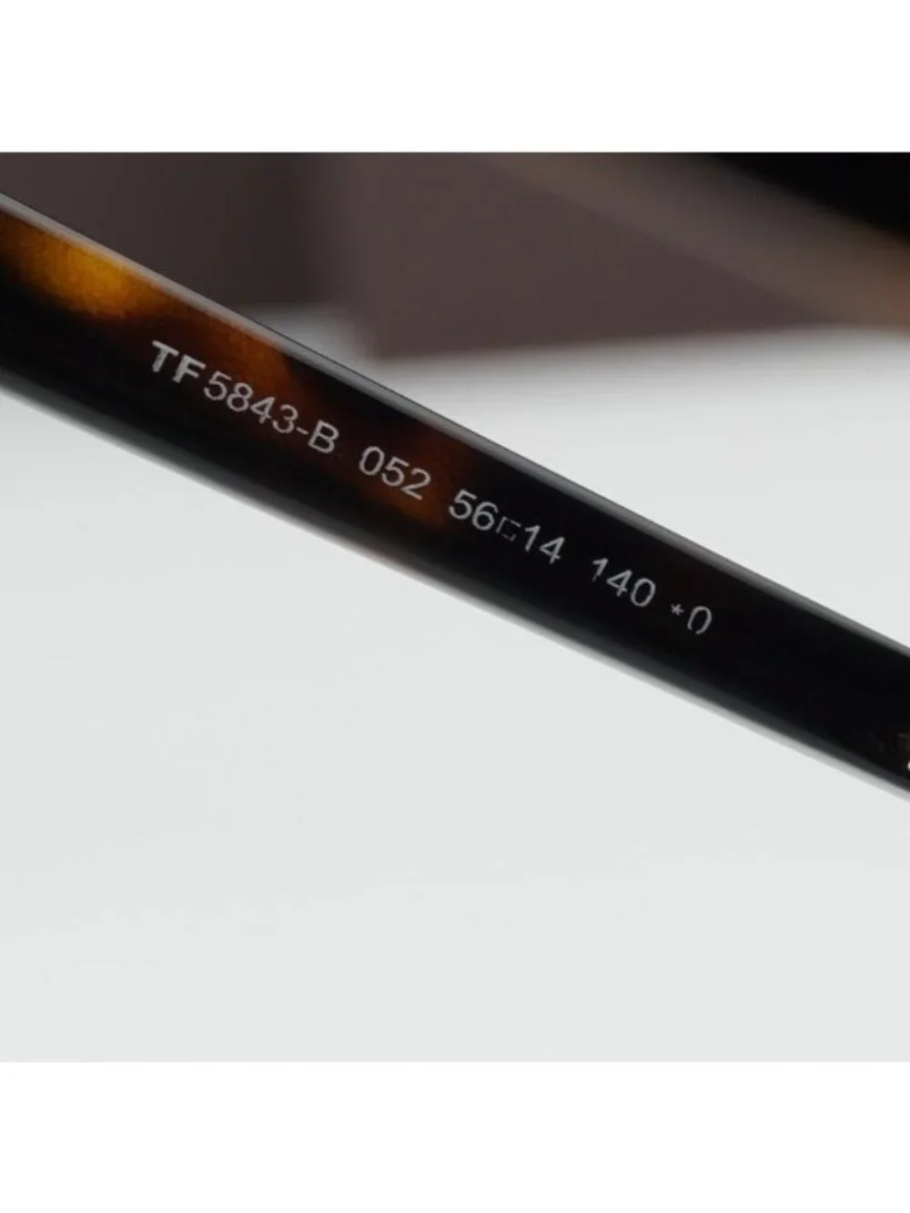 Tom Ford model ft5843